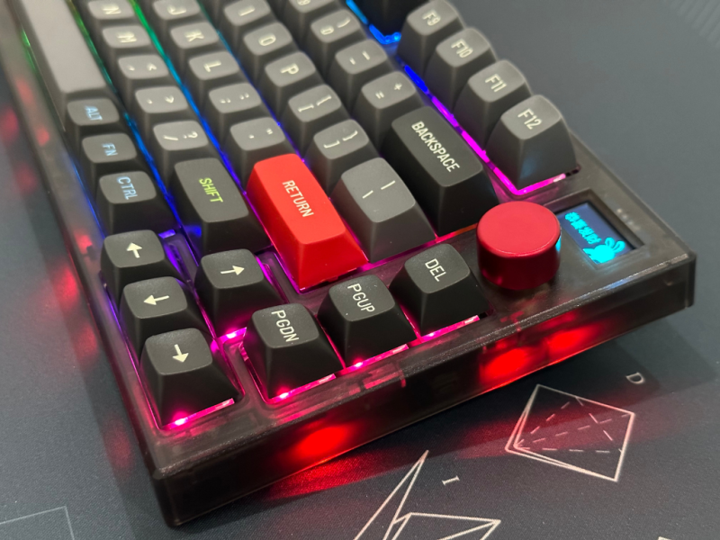 MAXFIT81 – Mechanical Keyboard dengan OLED Display